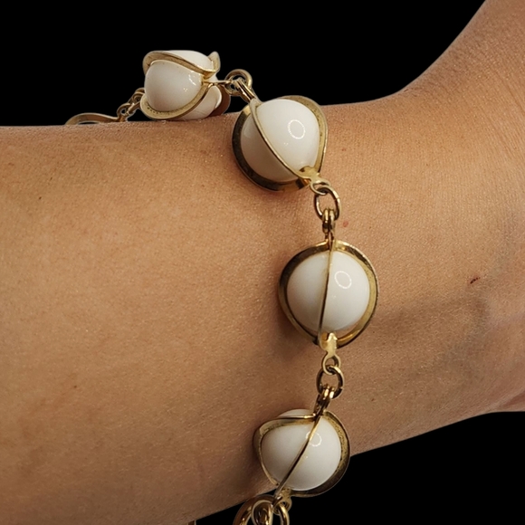Vintage-Inspired Gold and Cream Pearl Bracelet - Picture 5 of 6